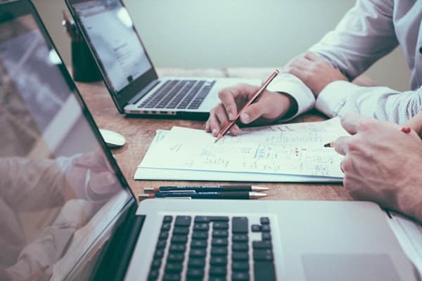 seorang pengusaha sedang berkonsultasi tentang perizinan usahanya